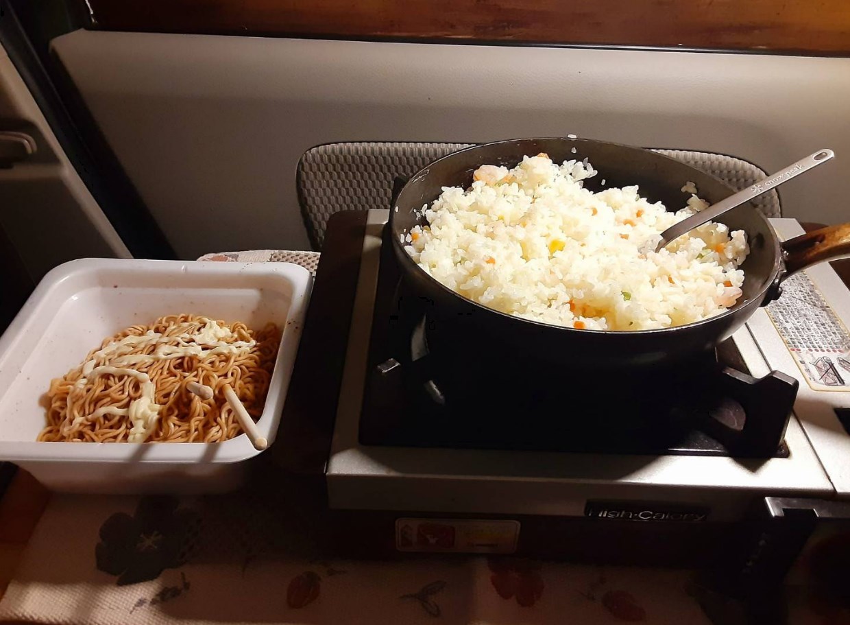 車内飲食で夏場車内が臭い原因